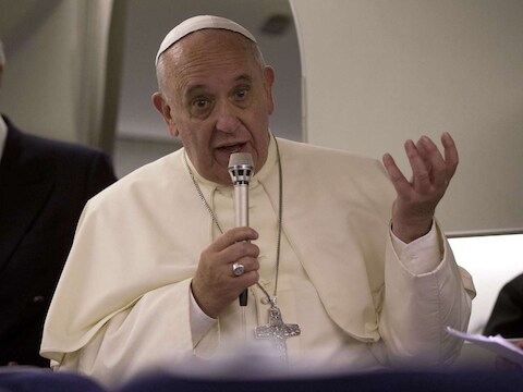 Paus Franciscus praat in zijn vliegtuig journalisten toe