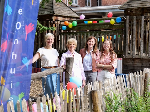 Manon Van Engelen (l.), een vrijwilliger, Ellen Renson van LeOnhuis en schepen Astrid Franssens (r.) komen samen over de toekomst van het LeOnhuis.