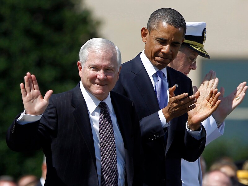 Robert Gates bij zijn afscheid als minister van Defensie in 2011. Naast hem president Obama.