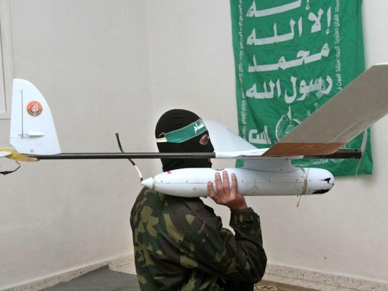 Een militant van Hamas poseert met een een neergestorte Israëlische drone in 2007.
