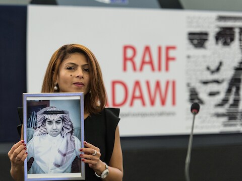 Ensaf Haider, de vrouw van blogger Raif Badawi, met een foto van haar man aan het Europese parlement in Straatsburg op 16 december 2015.