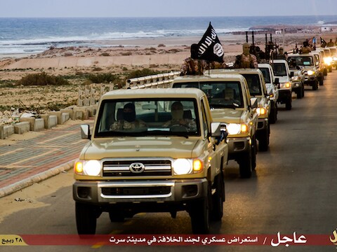 Een IS-konvooi in Sirte vorig jaar.