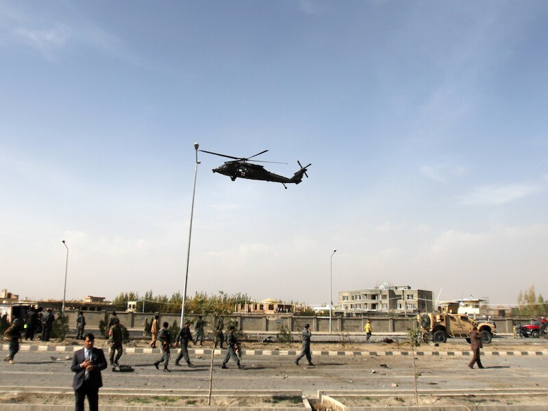 Een NAVO-helikopter boven het Afghaanse Kaboel.