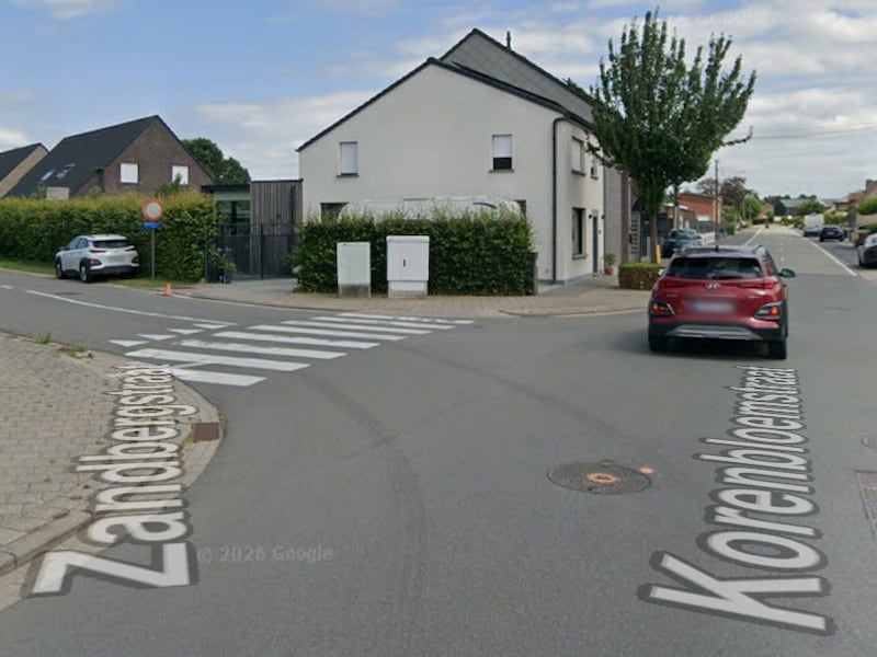 Het ongeval gebeurde op het kruispunt van de Korenbloemstraat en de Zandbergstraat in Torhout.
