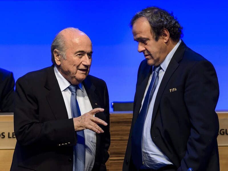 Sepp Blatter (links) en Michel Platini.