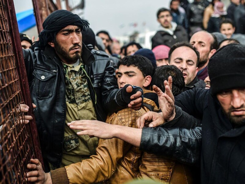 Duizenden Syriërs wachten in februari in de buurt van de stad Azaz om de grens met Turkije over te steken