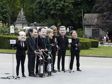 Oxfam-activisten demonstreren in Brussel met de maskers van de G7-leden op