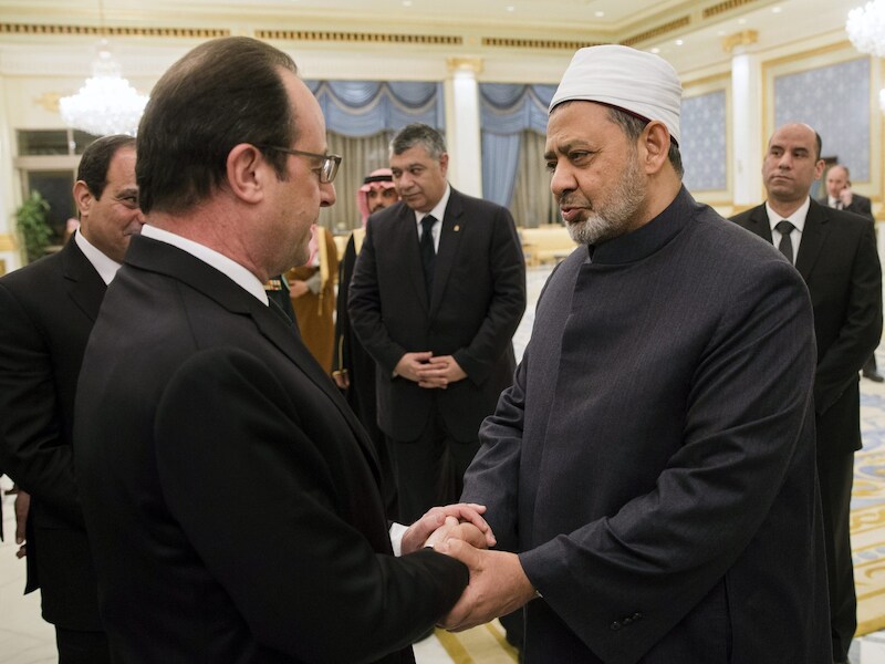 Al-Tayeb bij een ontmoeting met de Franse president Hollande vorige week.