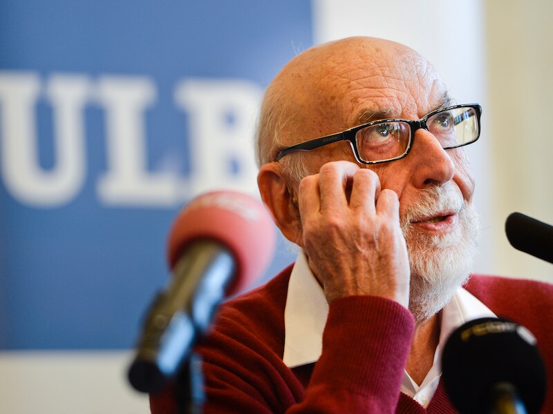 François Engert tijdens de persconferentie aan de ULB.