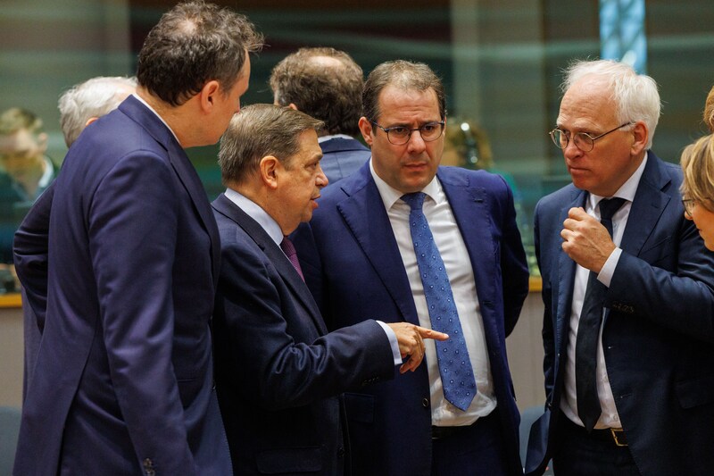 Vlnr. De Ierse, Spaanse, Belgische en Nederlandse ministers van Landbouw vandaag  in het gebouw van de Raad van de EU.