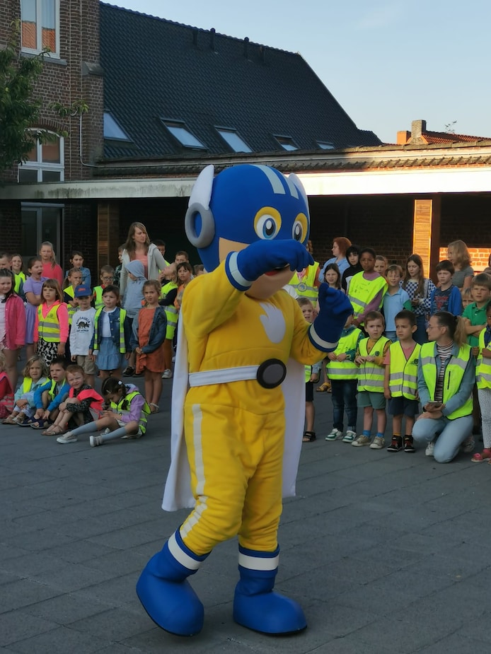Superheld beloont Hoogleedse kinderen die te voet of met de fiets naar ...