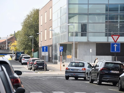 Archiefbeeld van de Burgemeester Nolfstraat in Kortrijk, aan het kruispunt met de Beheerstraat. Op de achtergrond: het gebouw waarin de politierechtbank is gehuisvest.