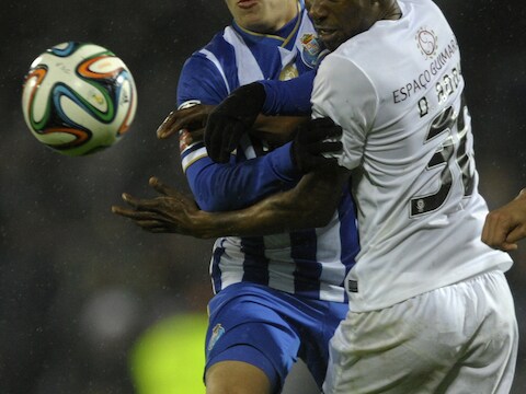 David Addy aan het werk bij Guimaraes tegen Porto.