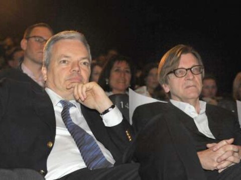 MR-voorzitter, tevens minister van Financiën, Didier Reynders naast oud-premier Guy Verhofstadt (Open Vld).