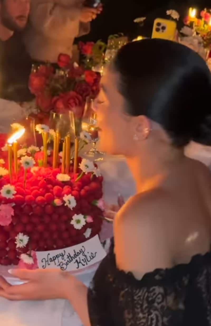 Kylie Jenner met haar verjaardagstaart.