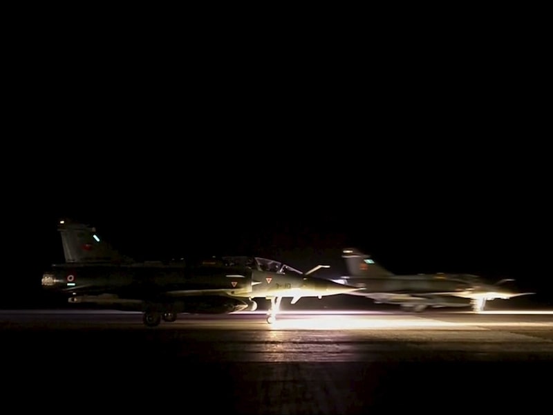 Franse gevechtsvliegtuigen stijgen op om stelligen van IS te bombarderen.