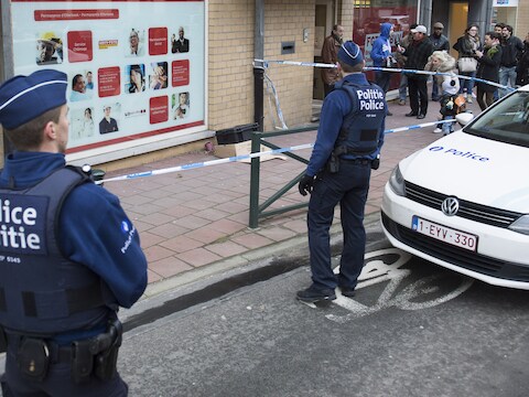 Agenten gaan in Brussel in kogelvrije vest de straat op. Foto: In de centraal gelegen Brusselse gemeente Etterbeek werd vanochtend een straat afgesloten nadat een onbekende had geroepen dat een pakket ging ontploffen, het bleek onschadelijk.