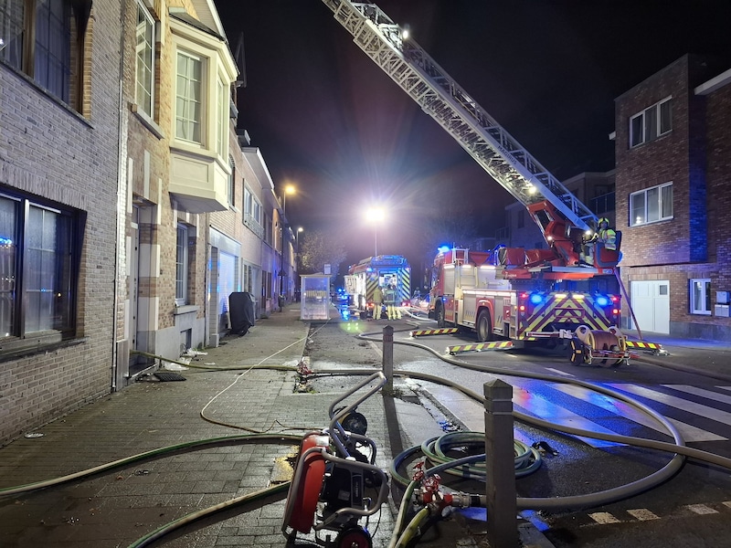 Los bomberos de la zona de Brabante Flamenco Oeste llegaron al lugar para extinguir el incendio en Sint-Pieters-Leeuw. 