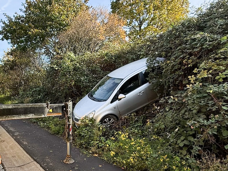 De wagen werd op de middenberm gekatapulteerd, er vielen gelukkig geen gewonden.