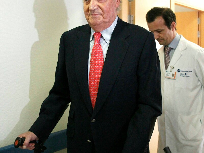 Bij het verlaten van het ziekenhuis in Madrid, waar hij een nieuwe heup kreeg, verontschuldigde Juan Carlos zich voor zijn omstreden jachtreis.