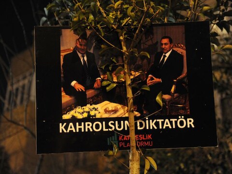 Demonstranten hebben aan het Egyptische consulaat in de Turkse metropool Istanboel deze foto van Moebarak en Nethanyahu opgehangen.
