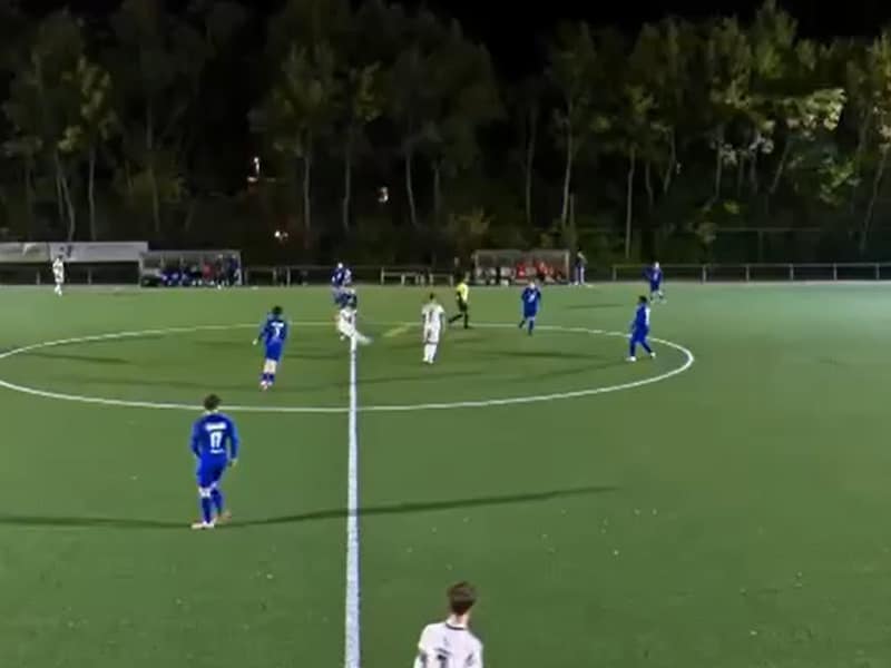 De 16-jarige Lucas Demesmaeker scoorde een weergaloos doelpunt.