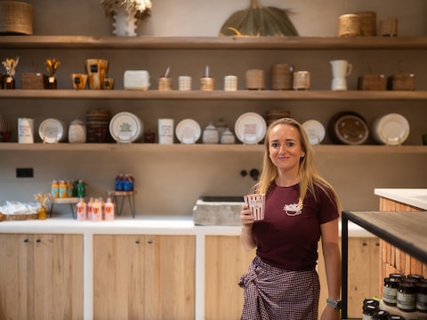 Julie De Cock opende een tweede vestiging van BloemBar in Hove.