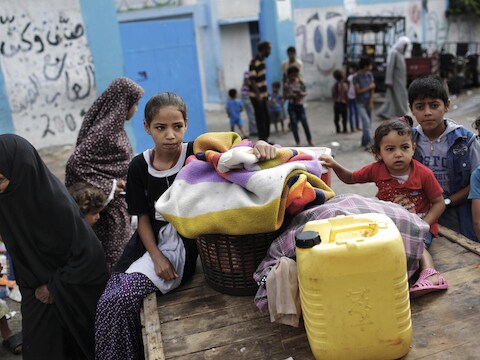 Palestijnse vluchtelingen zoeken dekking bij een VN-noodverblijf in een school in Gaza.