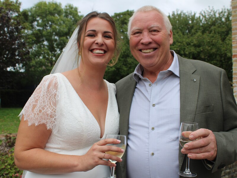 Papa Dominique Lelieur en zijn stralende dochter Celine: zij stapte op 26 september 2026 in het huwelijksbootje met Ruben, hij viert die dag zijn 65ste verjaardag.