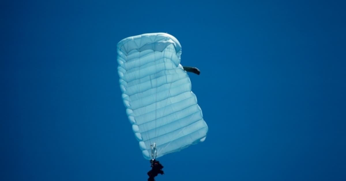 Ervaren parachutist sterft tijdens sprong in Moorsele | Nieuws | HLN.be