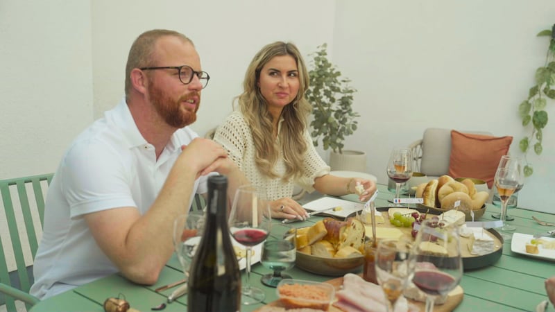 Ian en Maïté blijven discussiëren over het huishouden.