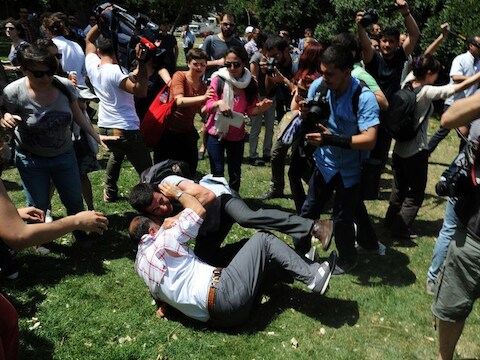 Demonstranten in het Gezi Park in Istanbul in gevecht met de politie.