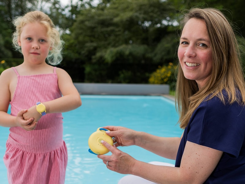 Valerie Stoop ontwierp een draagbaar veiligheidsalarm voor kinderen in het water of op het strand.