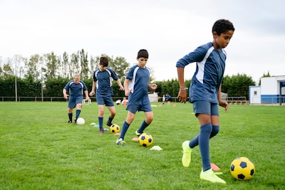 Nederlandse voetbaltrainer filmt heimelijk 500 jonge jongens in kleedkamer