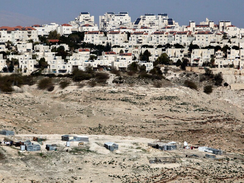 De nederzetting Maaleh Adumim met daarnaast tenten van bedoeïenen.