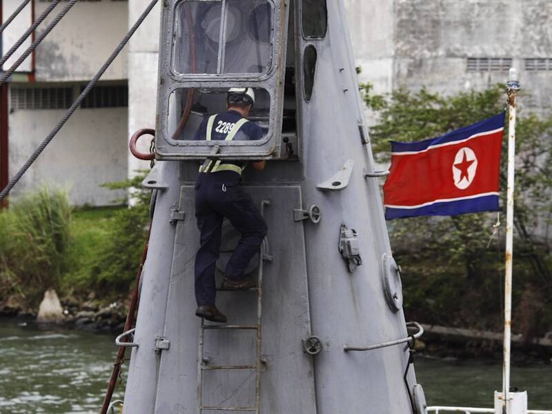 Het Noord-Koreaanse vrachtschip Chong Chon Gang wordt geïnspecteerd in de haven van Colón.