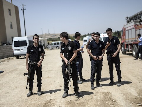 Turkse agenten bewaken de plek waar de twee vermoorde agenten werden teruggevonden.