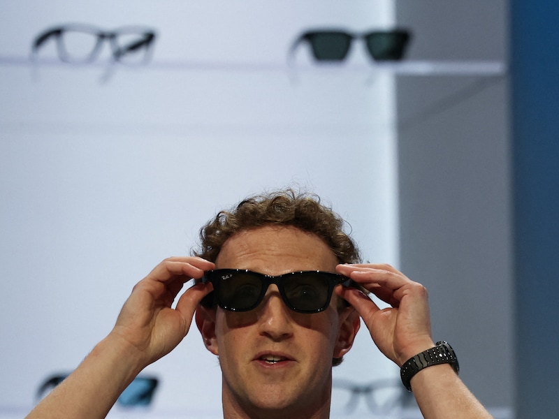 Meta CEO Mark Zuckerberg met een bril van Meta