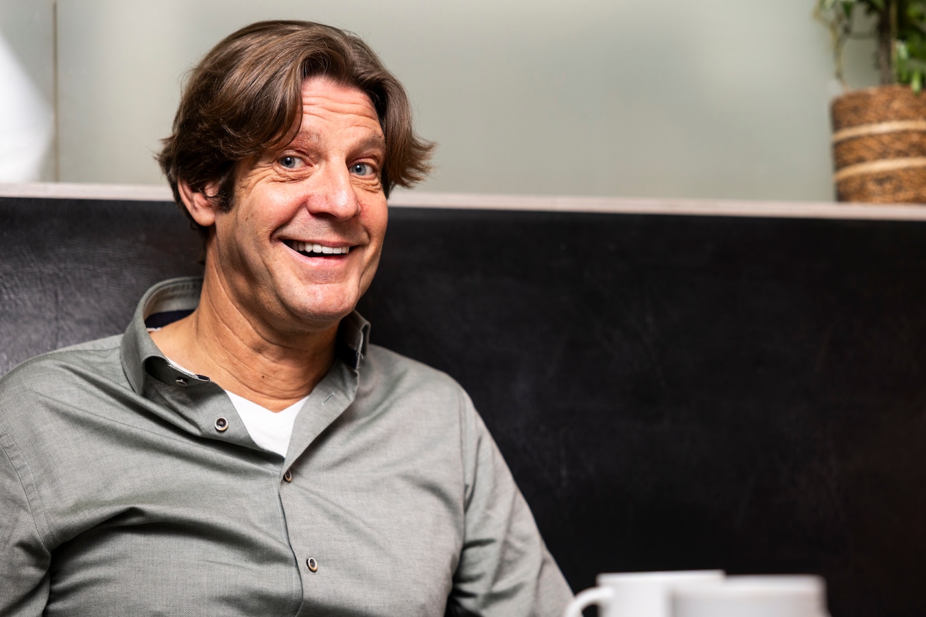 Toen ik naast ons bed op de grond lag, heeft mijn vrouw mijn leven gered”: Günther  Neefs vecht terug na trombose en ontroert met ode aan zijn moeder | Foto |  hln.be