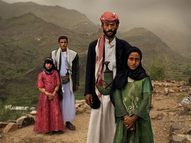 Jemenitische kindbruidjes (het meisje in de roze jurk was 6 jaar toen ze werd uitgehuwelijkt aan haar toen 25-jarige man). De foto viel in de prijzen tijdens de World Press Photo-verkiezing van 2012.