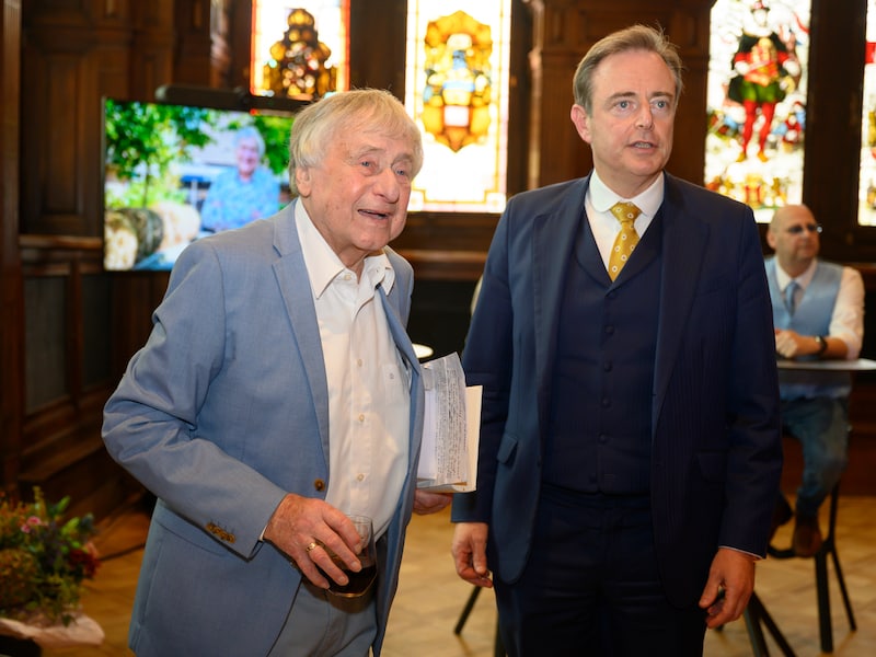 Stranger John op visite bij toenmalig burgemeester Bart De Wever (N-VA) op het Antwerpse stadhuis voor zijn negentigste verjaardag in 2023.