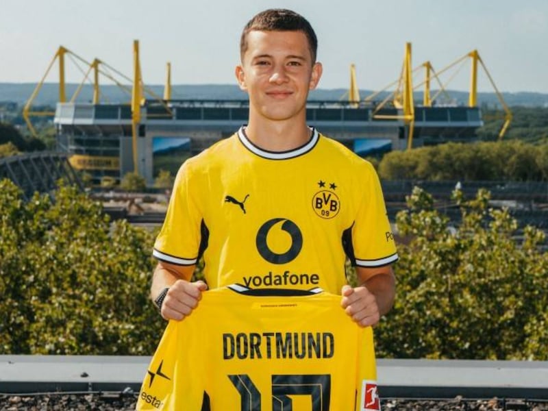 “Een jongensdroom die uitkomt”: Kos Karetsas is nu ook officieel speler van Borussia Dortmund