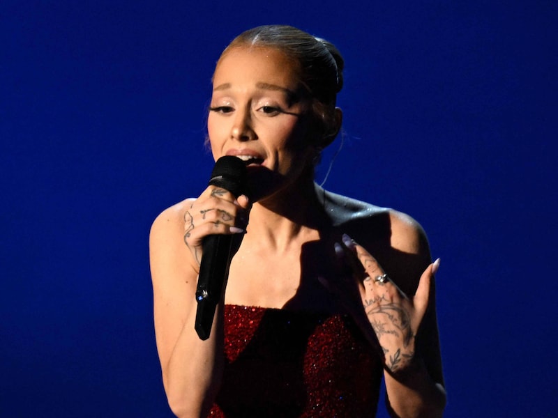 Ariana Grande kan tijdens concert geen hakken dragen door verwonding aan voet