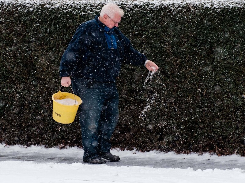 Strooizout helpt om je stoep sneeuwvrij te houden, maar de voorraad voor particulieren is bijna op.