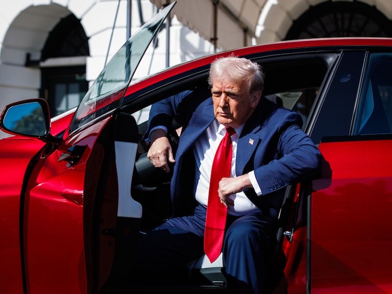 KIJK. Trump houdt Tesla-show voor Witte Huis en zal geweld tegen Tesla-dealers voortaan als 'binnenlands terrorisme' bestempelen