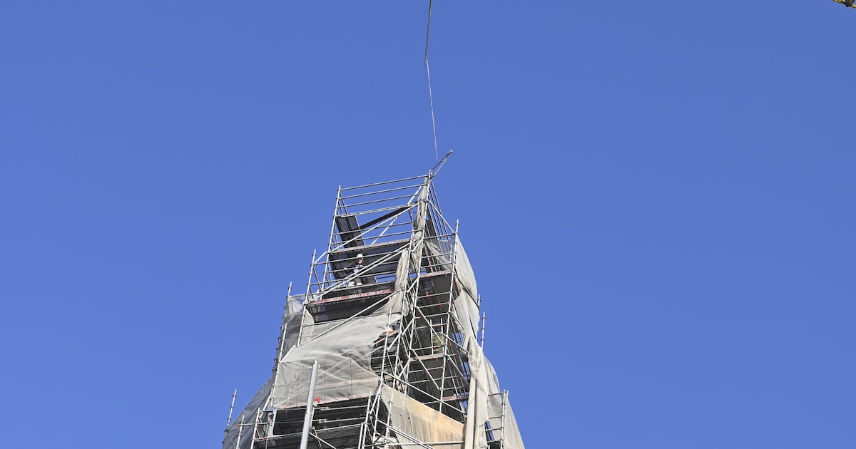 Werken vlotten goed: kruis teruggeplaatst op de Sint-Pieterskerk van Lo