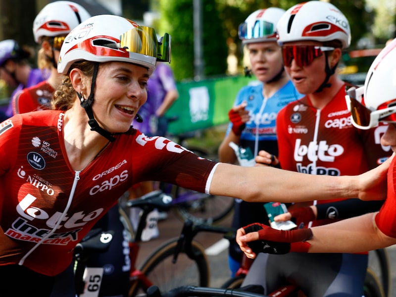 Sandrine Tas geeft ploeggenote Lani Wittevrongel een schouderklopje omwille van de puike sprintvoorbereiding.