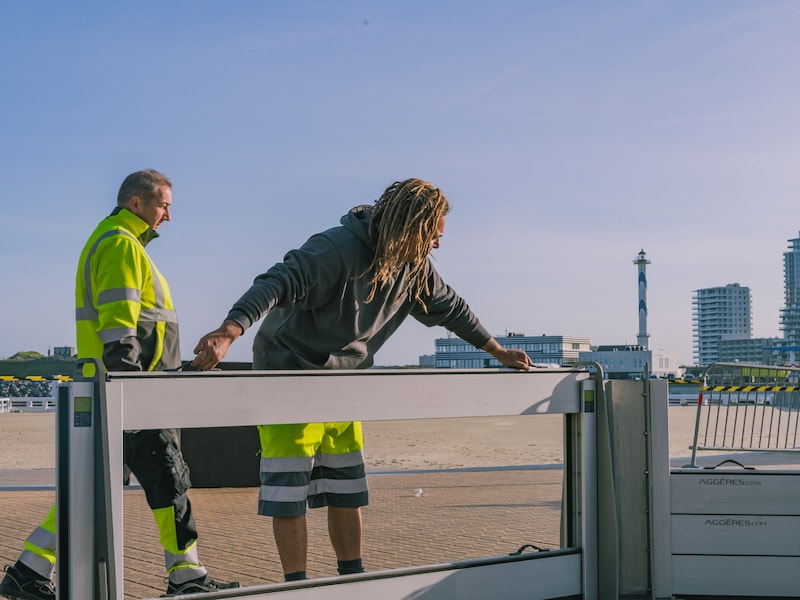 Opbouw mobiele stormmuur in Oostende