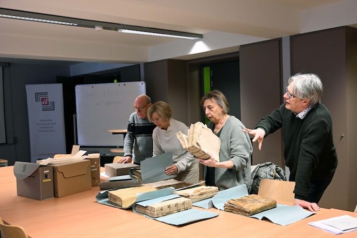 Heemkring schenkt toevallig gevonden waardevolle documenten uit 16e, 17e en 18e eeuw aan Rijksarchief