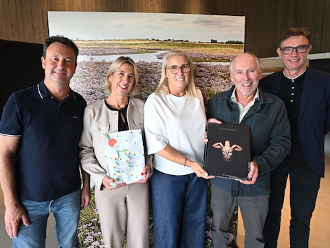 Fotograaf Bart Moeyaert, directeur Ina De Wasch, bezoeker Joke Devisch, uitgever Karel Puype en fotograaf Patrick Vanryckeghem.&nbsp;